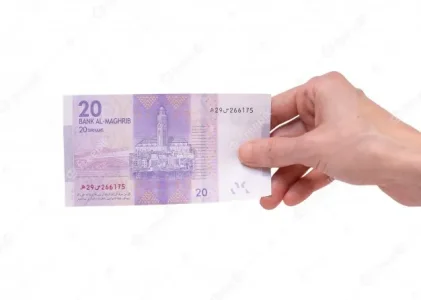 femme-tenant-billet-20-dirham-marocain-main-fond-blanc_42007-341.jpg