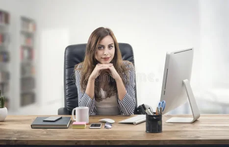 jeune-femme-d-affaires-dans-le-bureau-84786793.jpg