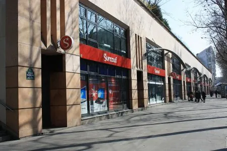 1024px-Surcouf_Computer_Shop_in_Avenue_Daumesnil_in_Paris.jpg