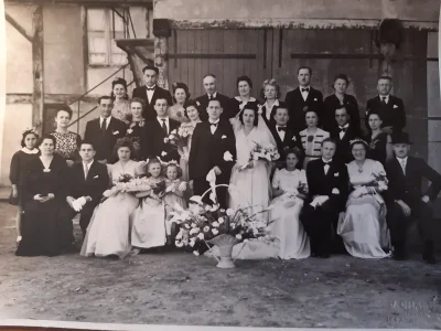 une-des-rares-photos-retrouvees-ou-figurent-la-jeune-denise-et-ses-hotes-lors-d-un-mariage-en-...jpg