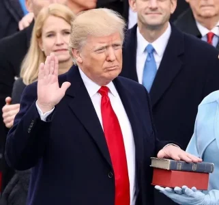 642px-Donald_Trump_swearing_in_ceremony_(cropped)_(cropped).jpg