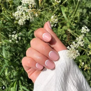 Nail-art-Et-si-on-succombait-enfin-a-la-french-manucure-inversee.jpg