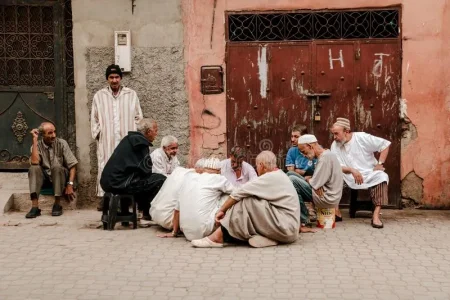 groupe-d-hommes-musulmans-jouant-dans-la-rue-les-rues-de-marrakech-160598765.jpg