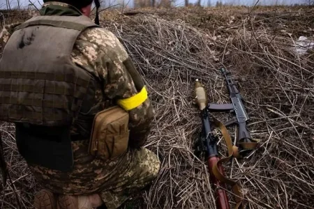 avec fusils AK-74, fusée RPG-7 + PG-7VL, lanceurs thermobariques RPV-16, BMP-1 IFV et le M240B...jpg