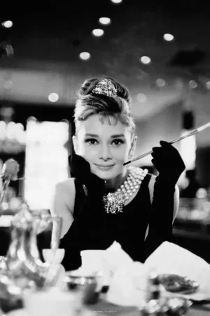 audrey-hepburn-cigarette-b-w-i8237.jpg