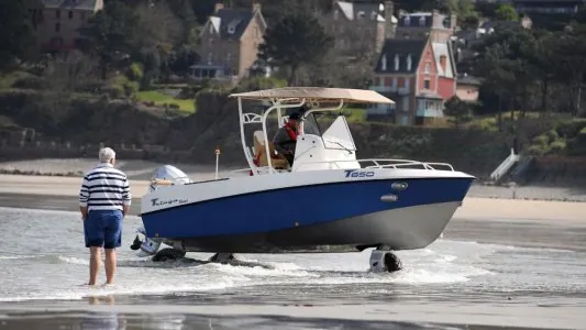 le-bateau-amphibie-tringa-sur-la-plage-de-perros-guirec-cote-d-armor-le-1er-avril-2021_6301390.jpg
