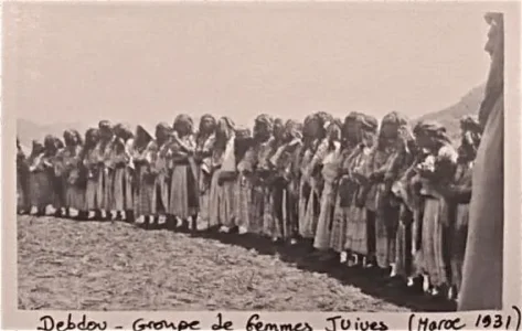 DEBDOU-GROUPE-DE-FEMMES-JUIVES-CARTE-PHOTO-1931.jpg