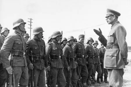 Bundesarchiv_Bild_183-N0301-503,_General_Wlassow_mit_Soldaten_der_ROA.jpg