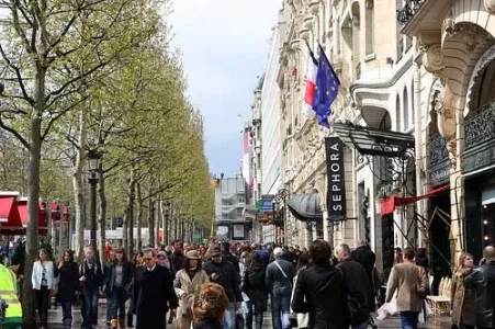 champs-elysees-shopping-paris.jpg