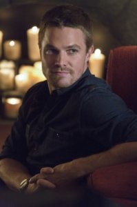 175833_stephen-amell-as-oliver-queen-in-arrow-episode-2-season-1-honor-thy-father.jpg