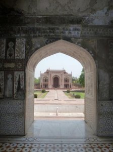Agra_Itimad ud daulah tomb27.jpg