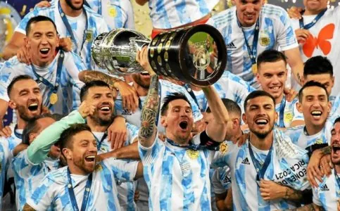 capitaine-et-star-de-l-argentine-lionel-messi-souleve-le_5775841_676x420p.jpg