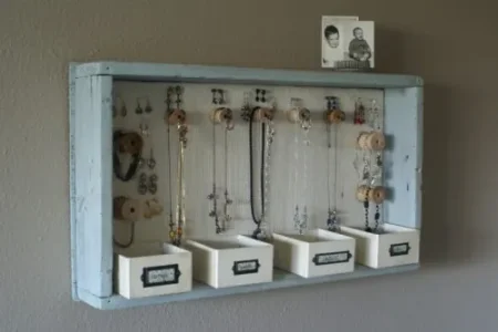 diy-hanging-jewelry-organizer-1-500x334.jpg