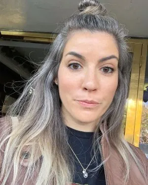 5ca701233b809-women-natural-gray-hair-grombre-93-5ca5aeb2a8323__700.jpg