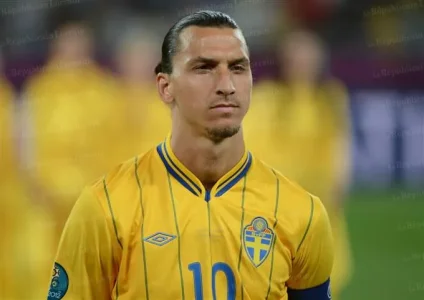 zlatan-ibrahimovic-arrive-au-parc-des-princes-pour-enfiler-le-maillot-parisien-l-attaquant-suedo.jpg