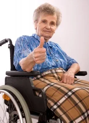 3303730-portrait-d-39-une-vieille-femme-en-fauteuil-roulant-qui-le-pouce-en-l-39-air.jpg