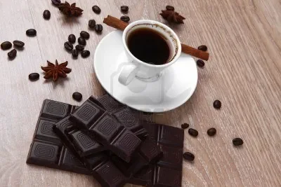 11777882-douce-boisson-chaude-cafe-noir-turc-dans-une-tasse-blanche-petit-grains-de-cafe-renvers.jpg