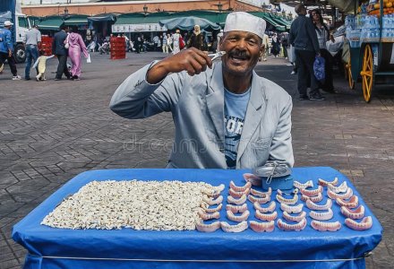 marrakech-maroc-septembre-homme-aux-dents-sur-la-place-du-marché-jamaa-el-fna-160571570.jpg