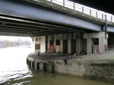 Habitat_sous_un_pont_parisien.jpg