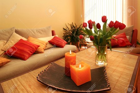 3920622-beautiful-intérieur-de-la-chambre-avec-des-fleurs-et-des-bougies.jpg