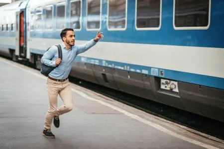 homme-daffaires-latino-est-en-retard-pour-le-train.jpg