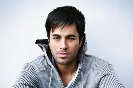 Enrique-Iglesias-(2013-03-18).jpg