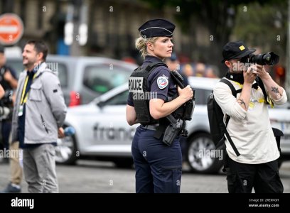 une-policiere-francaise-policiere-lors-de-l-etape-21-du-tour-de-france-a-paris-france-credit-v...jpg