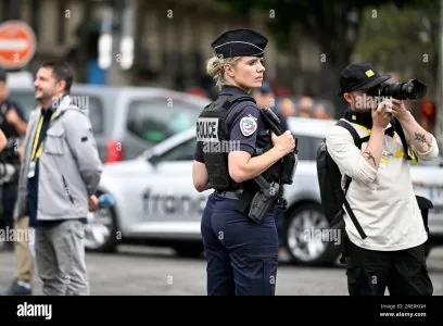 une-policiere-francaise-policiere-lors-de-l-etape-21-du-tour-de-france-a-paris-france-credit-v...jpg une-policiere-francaise-policiere-lors-de-l-etape-21-du-tour-de-france-a-paris-france-credit-v...jpg