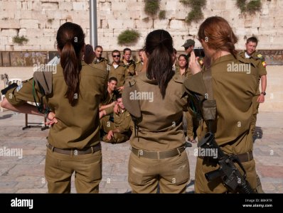 israel-jerusalem-vieille-ville-mur-ouest-groupe-de-soldats-s-arretant-pour-photo-bbkrtr.jpg
