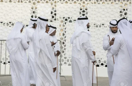 92142463-abu-dhabi-emirats-arabes-unis-le-8-décembre-2017-des-hommes-émiratis-en-costume-tradi...jpg