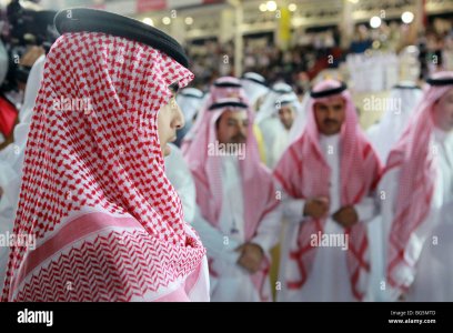 les-hommes-en-costume-traditionnel-dubai-emirats-arabes-unis-bg5mtd.jpg