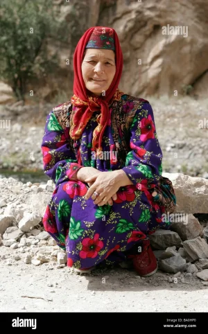 femme-portant-un-costume-traditionnel-tadjik-et-hat-marguzor-lacs-de-montagne-du-ventilateur-d...jpg