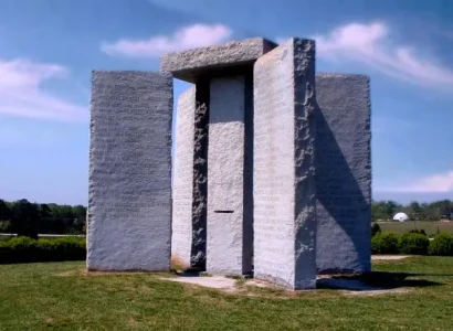 Monumento_Georgia_Guidestones,_USA.jpg