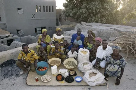 des-familles-du-monde-entier-vous-invitent-a-decouvrir-leur-nourriture-quotidienne16.jpg