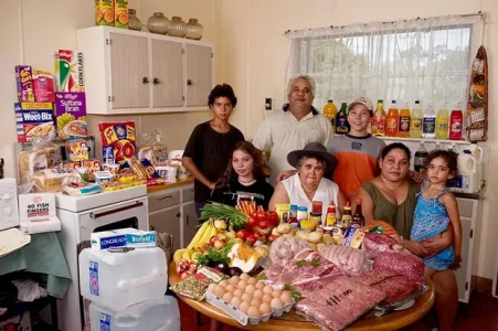 des-familles-du-monde-entier-vous-invitent-a-decouvrir-leur-nourriture-quotidienne15.jpg