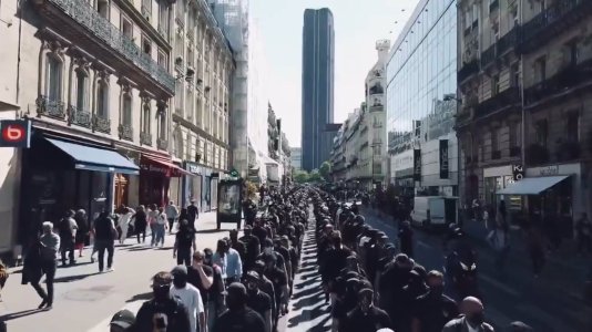 manifestant 9 mai.jpg