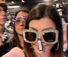 22_54_46_experimentando_oculos_de_sol.gif