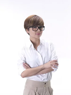 garçon-manqué-semblant-la-fille-asiatique-dans-l-équipement-intelligent-61288299.webp