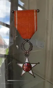 Bladi-netMedaille_Ordre_du_Ouissam_Alaouite_Maroc[1].jpg