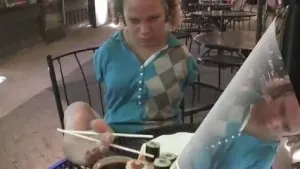 manger-des-sushi-avec-ses-pieds.jpg