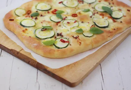 focaccia-courgettes-chevre-et-baies-roses_leader.jpg