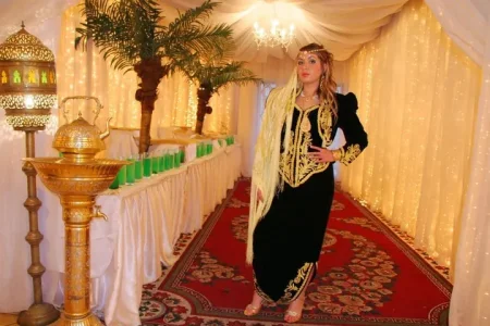 karakou-en-velour-noir-brodee-en-medjboud-avec-serouel-dziri-350-38-42.jpg