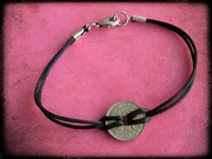 bracelet-bracelet-piece-de-monnaie-1713310-bracelet-cordelette-a7f45_big.jpg