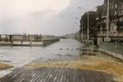 La plage les pieds dans l'eau Trouville sur mer.jpg
