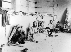 Atelier de maroquinerie au Mellah de Midelt 1930.jpg