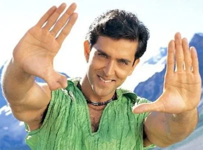 hrithik-roshan-double-thumbs-open-hands.jpg