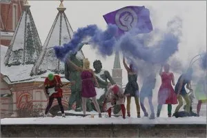 800px-Pussy_Riot_at_Lobnoye_Mesto_on_Red_Square_in_Moscow_-_Denis_Bochkarev.jpg