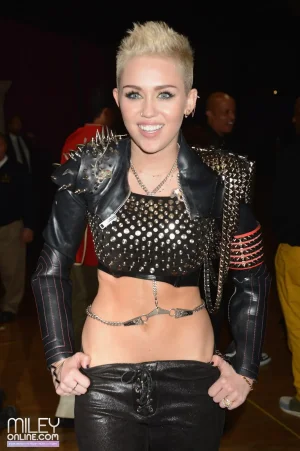16-12-VH1-Divas-Backstage-miley-cyrus-33073671-1998-3000.jpg