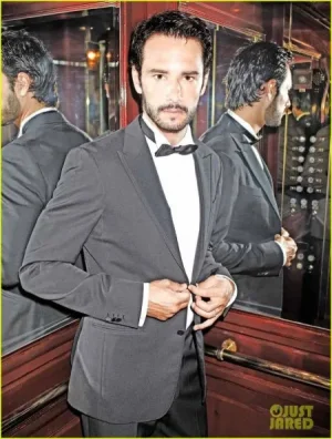 rodrigo-santoro-hottest-actors-1527749376.jpg