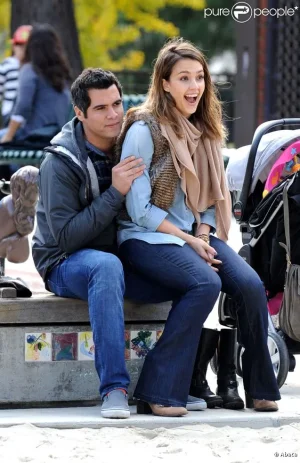 745444-jessica-alba-au-square-avec-son-mari-637x0-2.jpg